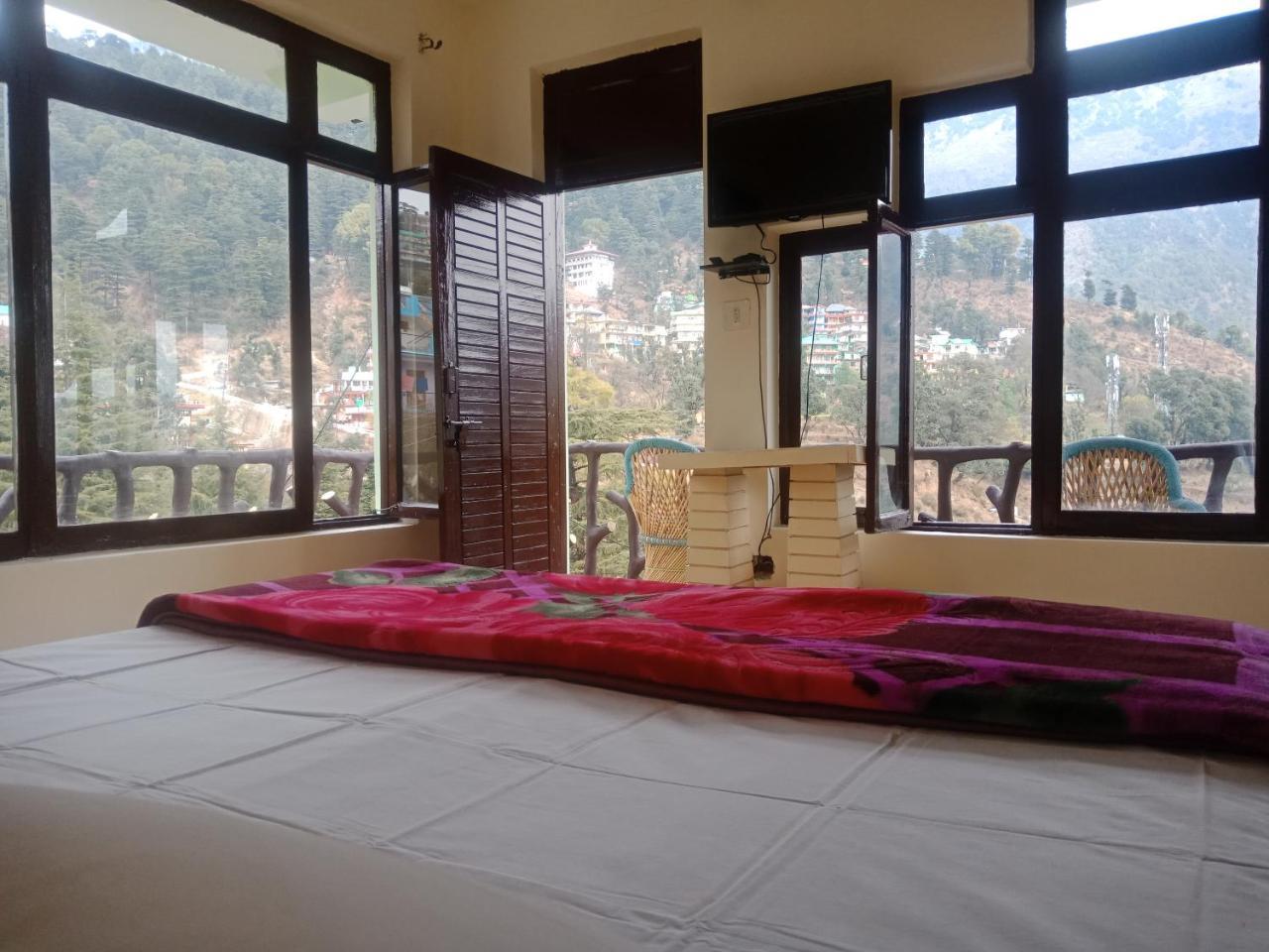 Hotel Pine Spring ดารัมซาลา ภายนอก รูปภาพ