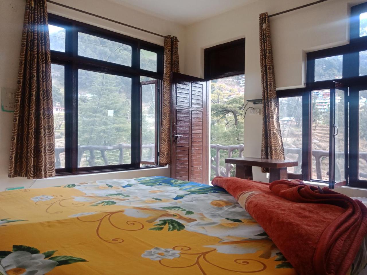 Hotel Pine Spring ดารัมซาลา ภายนอก รูปภาพ